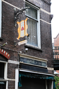 904734 Afbeelding van het uithangbord van het proeflokaal en slijterij De Zes Vaatjes (Mgr. van de Weteringstraat 32) ...